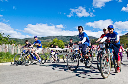 Los jovenes pedalean por el Teletón / Kids ride bikes to raise money for the charity Telethon.